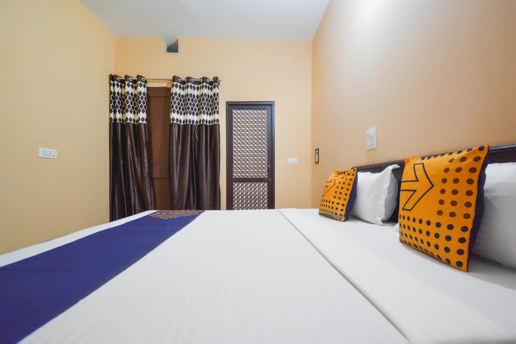 Spot On Hotel Diamond Sohana Bagian luar foto